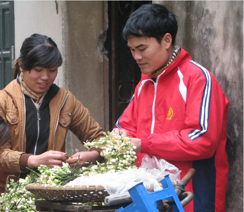 Một người bán cho biết: &quot;Có ngày bán được nửa tạ hoa bưởi là chuyện bình thường&quot;.