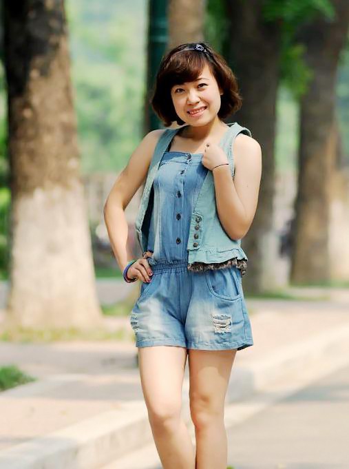 Ảnh 1: Thời trang jeans luôn được các bạn gái cực kỳ ưa chuộng.