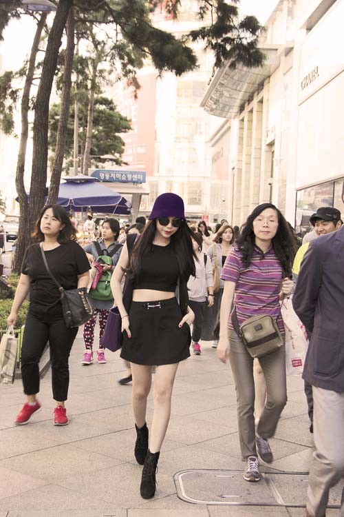 Với cặp kính mắt mèo thời trang, váy ngắn và áo crop top để lộ eo thon gọn, Trà Ngọc Hằng gây ấn tượng khi sải bước trên đường phố Seoul nhộn nhịp và tấp nập.