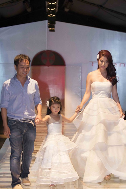 Bảo Tiên và mẹ Trương Ngọc Ánh là vedette tại buổi trình diễn thời trang tối qua.