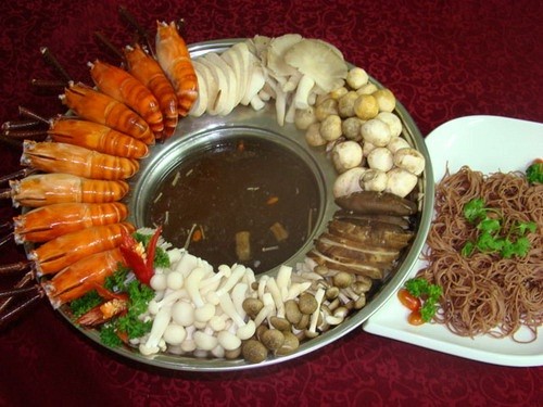 "Lẩu mắm miền Tây là một đặc sản đậm đà vị Umami hàng đầu của ẩm thực Nam Bộ do có sự kết hợp của rất nhiều nguyên liệu thực phẩm và rau củ quả"