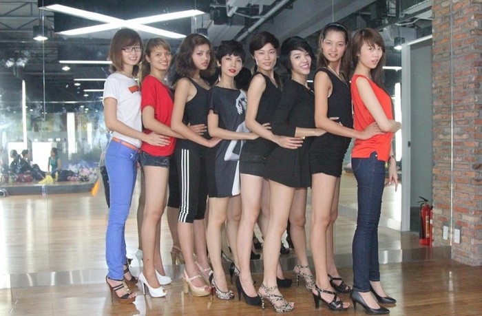 Những cô gái xuất sắc nhất của Vietnam’s Next Top Model 2011 đã cùng nhau có mặt tại thành phố Hồ Chí Minh để chuẩn bị cho đêm Chung kết của chương trình vào ngày 8/1 tới đây. Họ háo hức gặp lại nhau và cùng nhau tập luyện với tinh thần sẽ mang đến cho khán giả truyền hình những giây phút thăng hoa nhất của đêm Chung kết. Hiện tại các cô gái đã rất sẵn sàng để trình diễn bộ sưu tập mới toanh lần đầu tiên được công bố của nhà thiết kế Đỗ Mạnh Cường