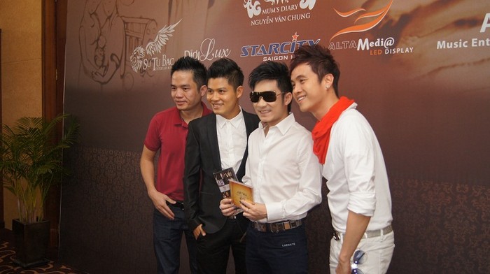 Bầu show Quang Cường (vest đen), ca sĩ Quang Hà (kính đen) và Nhật Tinh Anh (ngoài cùng bên phải)