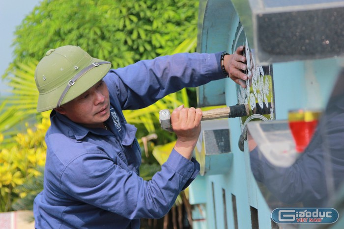 Bên cạnh dòng người đi tảo mộ, những nhân viên tại nghĩa trang nơi đây cũng đang dọn dẹp, xây sửa cho các phần mộ luôn sạch đẹp. Ông Nguyễn Văn Lựu (48 tuổi, quê Vĩnh Phúc) đang sửa chữa cho một ngôi mộ đã được đặt trước, ông chia sẻ hết dịp tảo mộ cuối năm xong đến dịp tảo mộ Tết thanh minh tháng 3, nơi đây cũng đón rất nhiều gia đình. Ảnh: Nguyễn Nhất