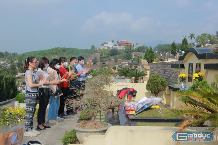 Gia đình bà Nguyễn Bạch Linh đến tảo mộ tại Công viên tâm linh Lạc Hồng Viên. (Ảnh: Nguyễn Nhất)