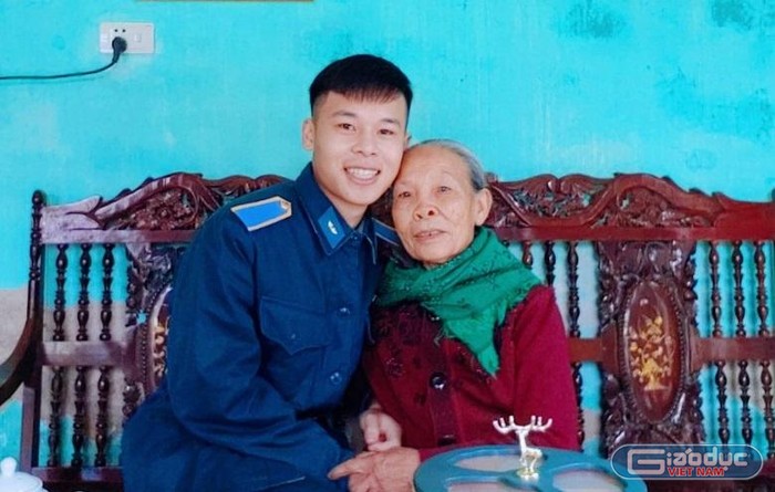 Nguyễn Thành Long bên bà ngoại. (Ảnh: Mạnh Đoàn)