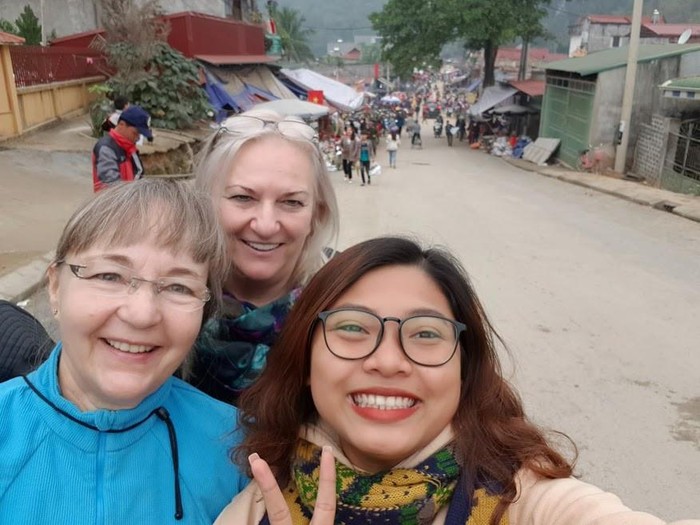 Nguyễn Thị Thanh Nhàn chụp ảnh cùng 2 vị khách nước ngoài trong chuyến đi tour. (Ảnh: NVCC)