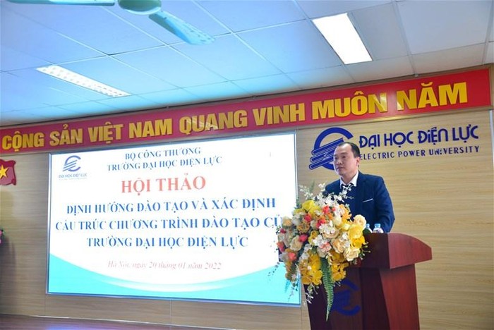 TS. Trịnh Văn Toàn - Trưởng Phòng Đào tạo Trường Đại học Điện lực phát biểu ý kiến tại Hội thảo.