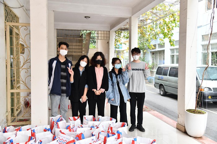 Lê Trần Mai Linh (thứ 2 bên trái) – sinh viên QH20219S Sư phạm Ngữ Văn – thành viên Tổ Sinh viên tình nguyện giám sát phòng Covid-19, tham gia hỗ trợ các bạn sinh viên mắc F0. (Ảnh: Trường Đại học Giáo dục)