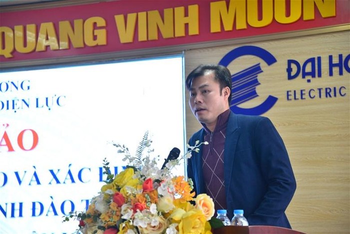 Ông Trịnh Văn Chung - Giám đốc Công ty cổ phần Công nghệ và Phát triển nhân lực Devmaster trình bày tham luận.