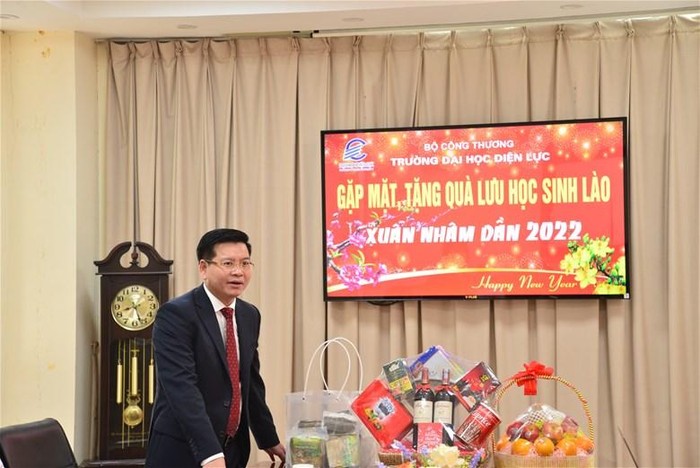 Phó giáo sư - Tiến sĩ Đinh Văn Châu, Phó Bí thư Đảng uỷ - Quyền Hiệu trưởng Nhà trường phát biểu ý kiến.