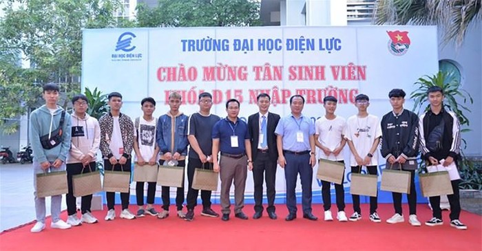 TS. Trịnh Văn Toàn - Trưởng phòng đào tạo trao quà cho các tân sinh viên năm 2020 đến nhập học đầu tiên (ảnh tư liệu).