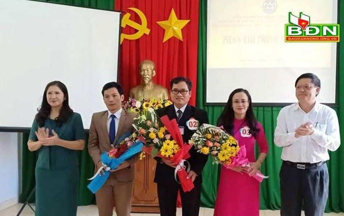 Các ứng viên tham gia kì thi tuyển hiệu trưởng trung học phổ thông chuyên Nguyễn Chí Thanh. (Ảnh: Báo Đắk Nông)