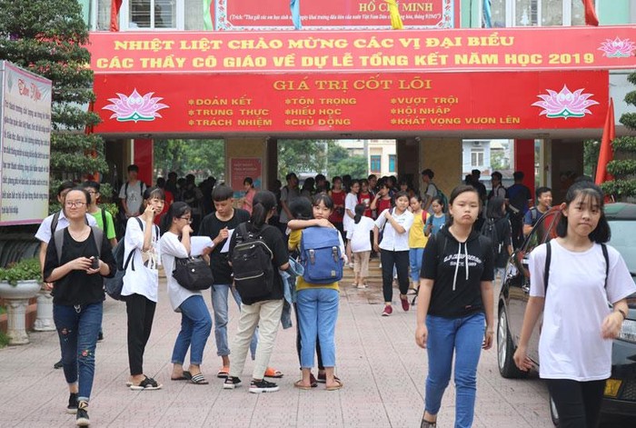 Thi vào lớp 10 trường trung học phổ thông chuyên Hoàng Văn Thụ năm học 2019-2020 (Ảnh: Báo Hòa Bình)