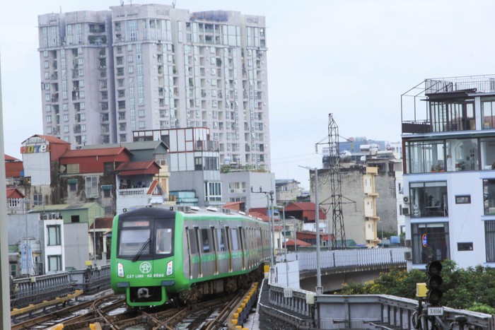 Theo Công ty Trách nhiệm hữu hạn Một thành viên Đường sắt Hà Nội (đơn vị vận hành tuyến đường sắt đô thị Cát Linh - Hà Đông), mỗi đoàn tàu gồm 4 toa, sức chở tối đa 960 người/đoàn, tốc độ cao nhất 80 km/giờ, tốc độ khai thác 35 km/giờ. Tổng thời gian đoàn tàu di chuyển toàn tuyến hết hơn 23 phút. Hiện có 54 tuyến buýt kết nối với đường sắt đô thị Cát Linh - Hà Đông, trong đó ga Cát Linh và Yên Nghĩa có 16 tuyến buýt và các ga trung gian có từ 8 - 9 tuyến buýt. Lượng khách bình quân đạt hơn 10.000 khách/ngày, riêng hai ngày cuối tuần khoảng 15.000 khách. (Ảnh: Mạnh Đoàn)