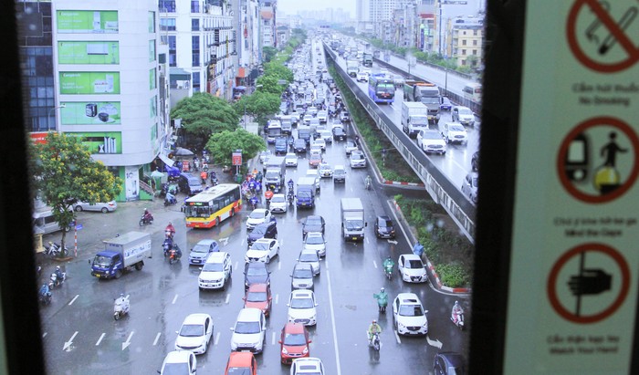 Hơn 9h sáng, tại đường trên cao Vành đai 3 và đường Nguyễn Xiển vẫn ùn ứ. (Ảnh: Mạnh Đoàn)