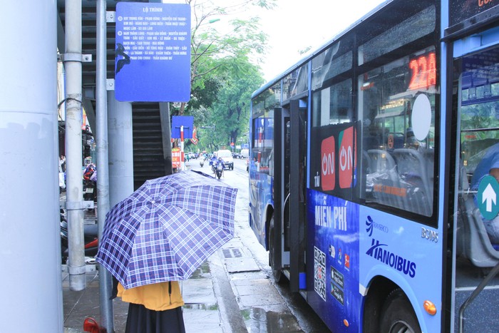 Sáng 6/6, thời tiết tại khu vực trung tâm Thành phố Hà Nội có mưa rào rải rác. (Ảnh: Mạnh Đoàn)