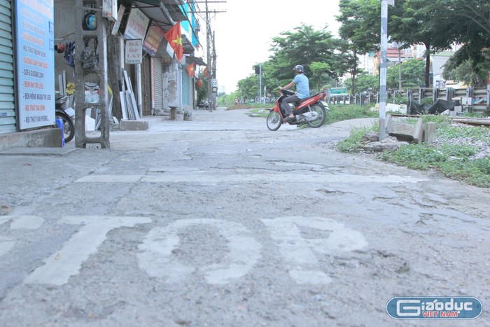 Nền đường dân sinh nhiều đoạn bị xuống cấp cộng với hàng rào ngăn với đường sắt không có, cũng là điều người dân mong muốn được khắc phục. (Ảnh: Mạnh Đoàn)