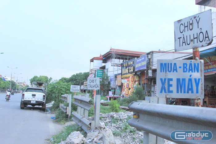 Có rất nhiều biển báo "chú ý tàu hỏa" được cắm tại lối mở tự phát. (Ảnh: Mạnh Đoàn)