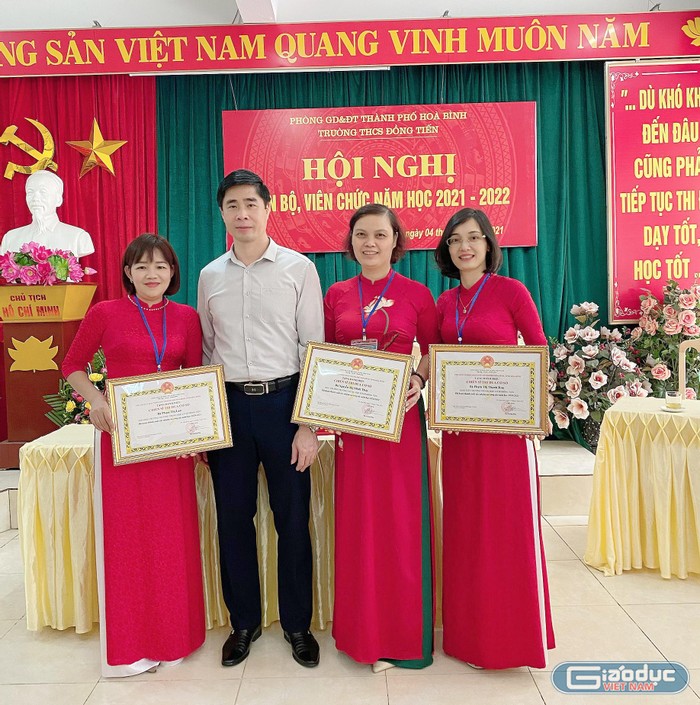 Cô Phạm Thanh Hoa Hoa (ngoài cùng bên phải) cùng các đồng nghiệp của Trường Trung học cơ sở Đồng Tiến nhận giấy khen chiến sĩ thi đua năm học 2021-2022. (Ảnh: NVCC)