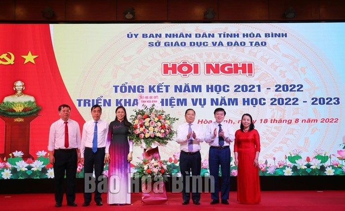 Các đồng chí lãnh đạo tỉnh Hòa Bình và lãnh đạo Sở Giáo dục và Đào tạo tỉnh tham dự Hội nghị. (Ảnh: Báo Hòa Bình)