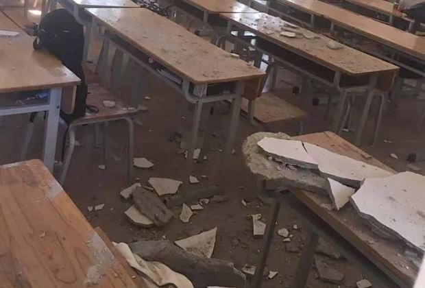 Vữa trần nhà rơi trúng hai em học sinh. (Ảnh: MXH)