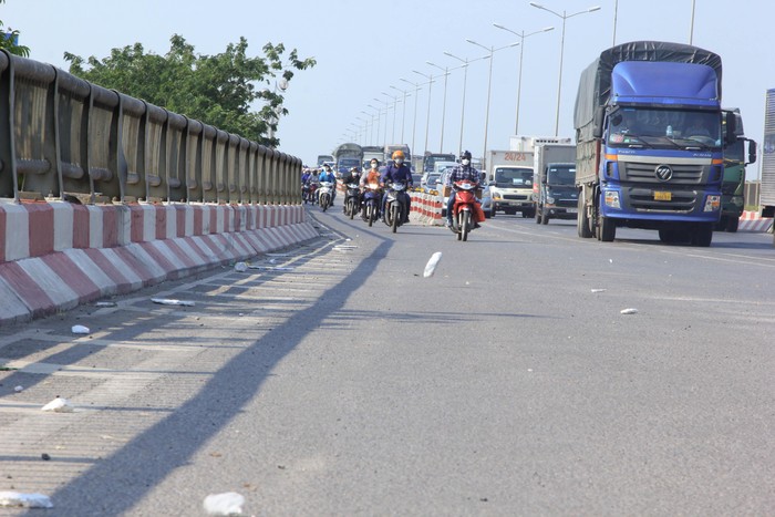 Những tấm xốp bay, rải tứ tung đoạn đường xuống cầu, hướng ra ngoại thành (Ảnh: Mạnh Đoàn)