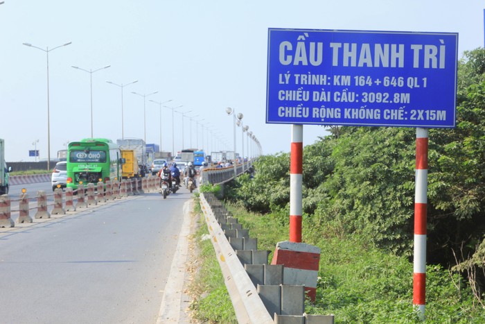 Cầu Thanh Trì đang trong quá trình thi công khắc phục sự xuống cấp của mặt cầu (Ảnh: Mạnh Đoàn)