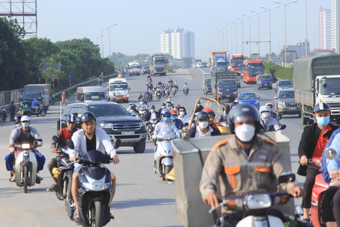 Theo người dân, vào giờ cao điểm, nhất là buổi chiều lượng phương tiện qua cầu rất nhiều. (Ảnh: Mạnh Đoàn)