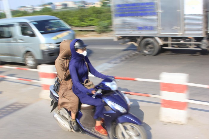 &quot;Lái xe qua cầu khi không có ô tô đi sát bên cạnh, tôi cảm thấy rất an tâm, không phải lo sợ cảnh ô tô mất lái va chạm với người đi xe máy&quot;, chị Nguyễn Thị Lan chia sẻ. (Ảnh: Mạnh Đoàn)