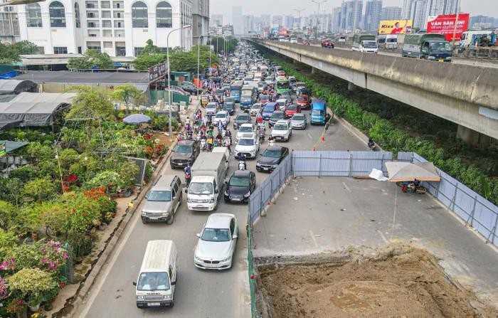 Các phương tiện ùn tắc trên đường Nguyễn Xiển hướng đi Linh Đàm, do rào chắn thi công dự án hệ thống xử lý nước thải Yên Xá. (Ảnh: LT)