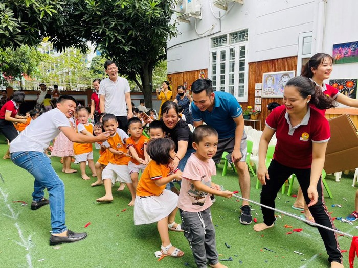 Quý cha mẹ học sinh tham gia vui chơi cùng các con, đúng theo tinh thần và chủ đề “WE ARE THE BIG FAMILY”. (Ảnh: Nhà trường)