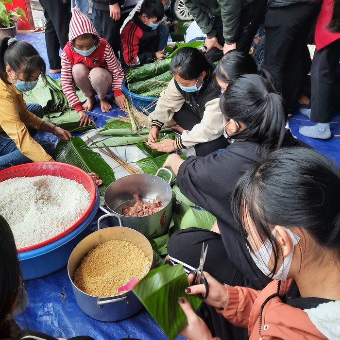 Các học sinh trong trường gói bánh chưng trước khi về nghỉ tết. (Ảnh: NVCC)