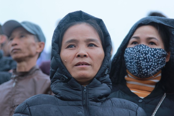 Bà Nguyễn Thị Toan (50 tuổi, ở xã Hữu Hòa, huyện Thanh Trì) có con là Đoàn Phan Phương (sinh năm 2000) cho biết, con bà vừa học xong đại học, đang chờ nhận bằng tốt nghiệp. Khi được địa phương gọi đi khám sức khỏe và trúng tuyển, Phương rất hăng hái và dự định sau hơn 2 năm hoàn thành nghĩa vụ trong ngành công an xong sẽ về kiếm việc làm. “Tâm lý của cháu cũng khá thoải mái khi chưa có dự định lập gia đình cũng như chưa có người yêu”, bà Toan chia sẻ. (Ảnh: Mạnh Đoàn)