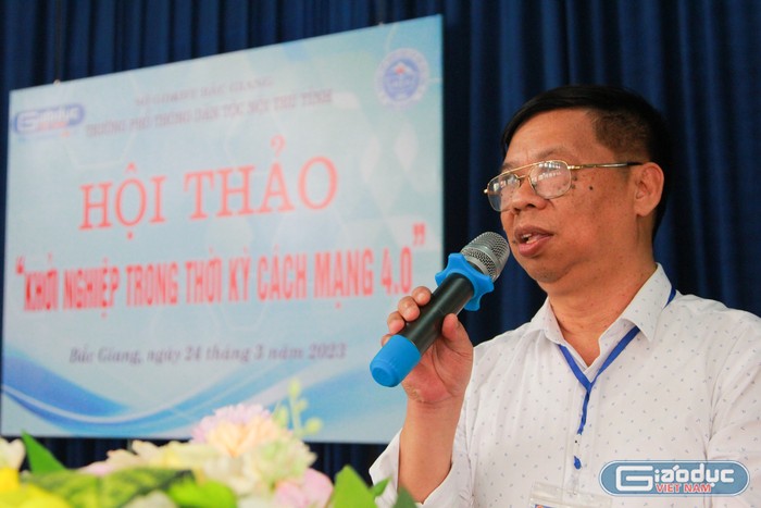 Kết thúc hội thảo, thầy Đỗ Phi Liên (Phó Hiệu trưởng nhà trường) đã dành lời cảm ơn đến Tạp chí điện tử Giáo dục Việt Nam và phóng viên, diễn giả đã mang lại một buổi chia sẻ rất hữu ích đối với các em học sinh. (Ảnh: Mạnh Đoàn)