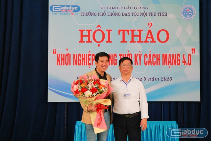 Thầy Đỗ Phi Liên đại diện nhà trường trao tặng hoa và chụp ảnh lưu niệm với diễn giả. (Ảnh: Mạnh Đoàn)