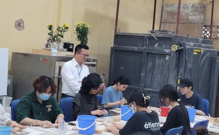 Tham gia sự kiện “Ceramic workshop” có các bạn học sinh Trung học phổ thông được &quot;trổ tài&quot; nặn gốm, cùng tìm hiểu về ngành Thiết kế gốm.