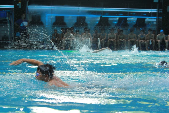 Tại nội dung bơi tự do dành cho khối trung học phổ thông, các thí sinh thể hiện sự mạnh mẽ bứt tốc. (Ảnh: Mạnh Đoàn)