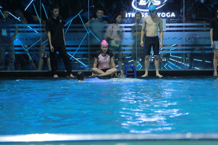 Tại phần thi bơi tiếp sức, gồm có 4 thí sinh (2 nam, 2 nữ). (Ảnh: Mạnh Đoàn)