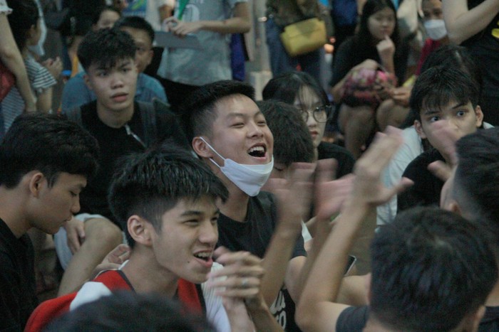 Các nam sinh lớp 12Q2 vui mừng khi Nguyễn Hoàng Minh Giang giành giải Nhất ở nội dung bơi ếch của nam. (Ảnh: Mạnh Đoàn)