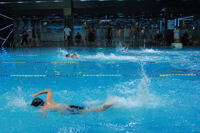 Các thí sinh tăng tốc với kiểu bơi sải ngay từ khi xuất phát. (Ảnh: Mạnh Đoàn)