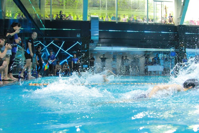 Các nam thí sinh xuất phát nội dung bơi tự do, kiểu bơi sải được các thí sinh lựa chọn để tăng tốc độ. (Ảnh: Mạnh Đoàn)