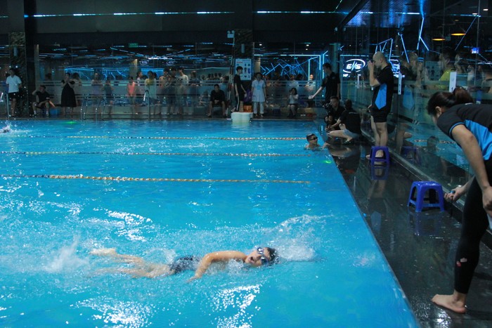 Giám khảo tính thời gian sẽ bấm đồng hồ khi thí sinh hoàn thành vòng bơi. (Ảnh: Mạnh Đoàn)