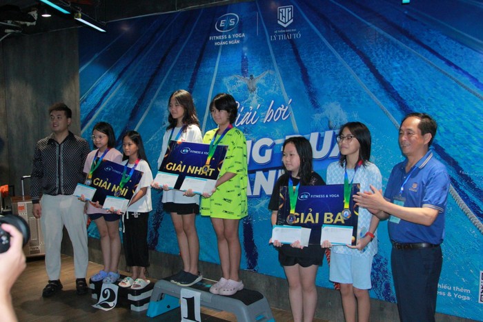 Các thí sinh nữ bậc trung học cơ sở nhận giải nội dung bơi ếch, bơi tự do. Các thí sinh nữ bậc trung học cơ sơ nhận giải nội dung bơi ếch, bơi tự do. Tại nội dung bơi tiếp sức, các thí sinh thuộc lớp 7Q1 đã giành giải Nhất. (Ảnh: Mạnh Đoàn)