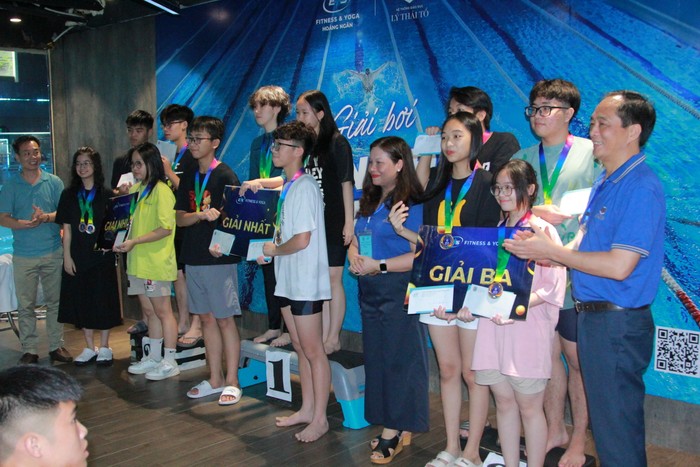 Trao giải dành cho thí sinh nội dung bơi tiếp sức. Theo đó, giải Nhất thuộc về các em lớp 10Q1. Lớp của em Minh Giang đạt giải Nhì.