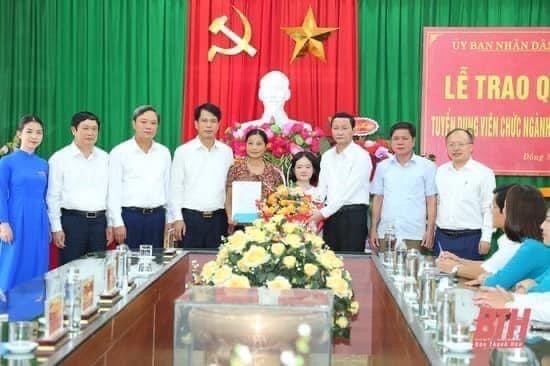 Cô giáo Lê Thị Thắm trong buổi nhận quyết định tuyển dụng viên chức về công tác tại trường Tiểu học và Trung học cơ sở Đông Thịnh. (Ảnh: NVCC)