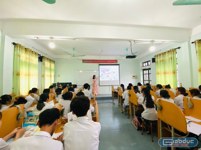 Lớp học của trường Trung học phổ thông Đoàn Kết được trang bị rèm cửa. (Ảnh: NVCC)