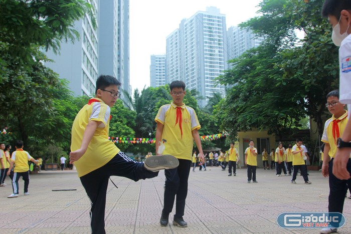 Giờ ra chơi của các em học sinh trường Trung học cơ sở Mai Động. (Ảnh: NP)