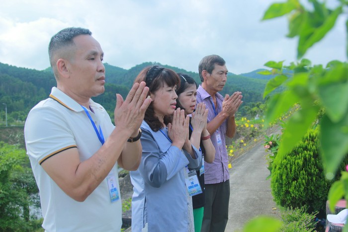 Bà Bùi Thị Dung (đứng thứ hai từ trái qua phải) cùng các thành viên trong gia đình đến thắp hương cho bà ngoại, mẹ và bố. Năm 2018, gia đình bà di dời phần mộ của bà ngoại đến Công viên Tâm linh Lạc Hồng Viên, một năm sau gia đình bà chuyển phần mộ của bố và mẹ đến nơi đây. (Ảnh: NN)