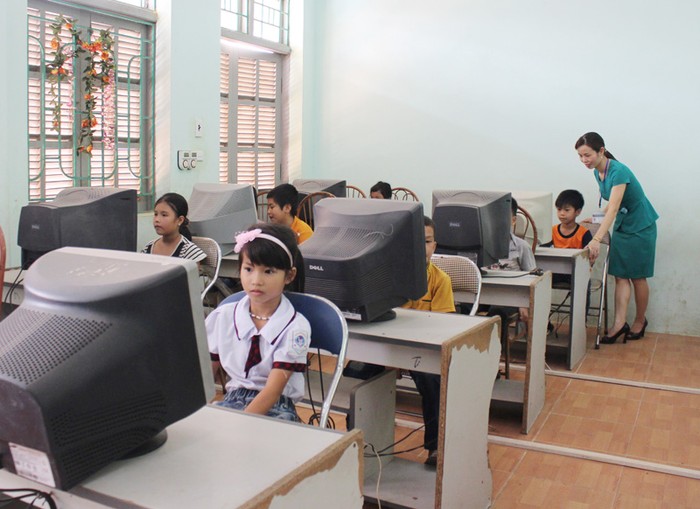 Phòng tin học của trường tiểu học Mỵ Hòa (Kim Bôi) giúp trẻ tiếp cận với công nghệ thông tin, yêu thích đến trường. (Ảnh: Báo Hòa Bình)